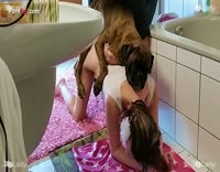 женщину с красивой подругой трахает собака в ​​ванной